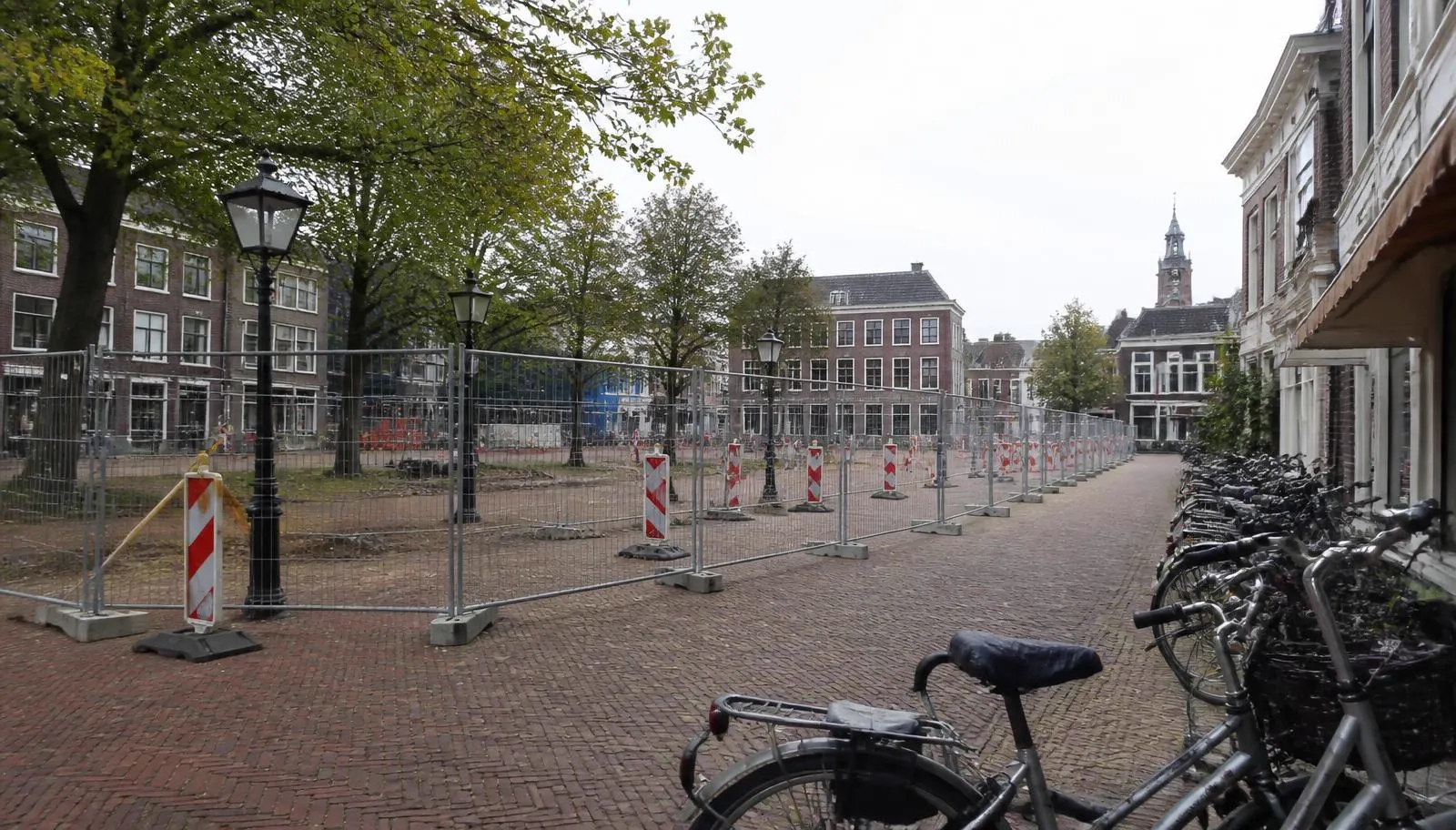 Innenstadtplatz mit temporärer Absperrung