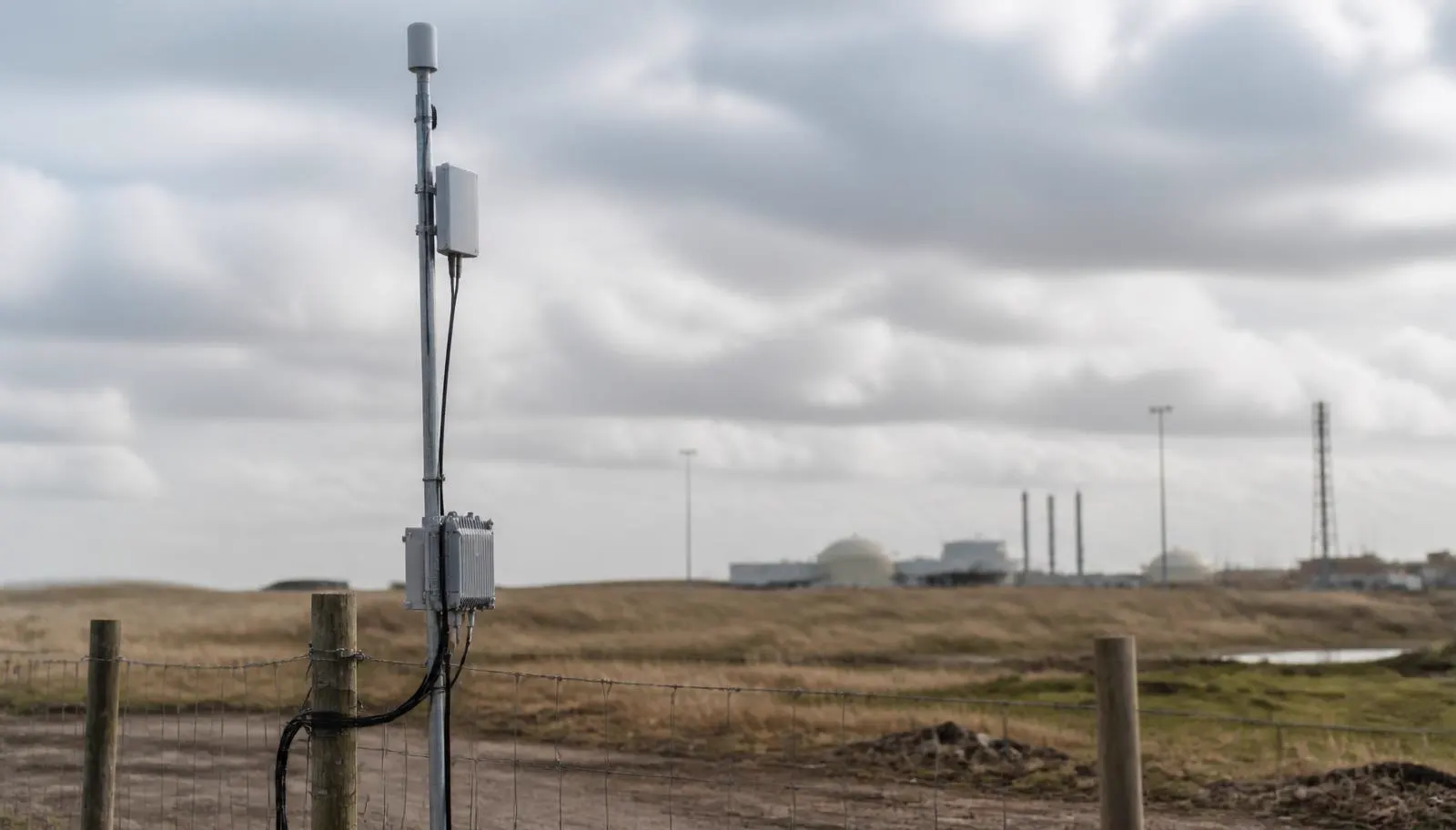 Mast mit Antennen für temporäre Konnektivität auf dem Gelände