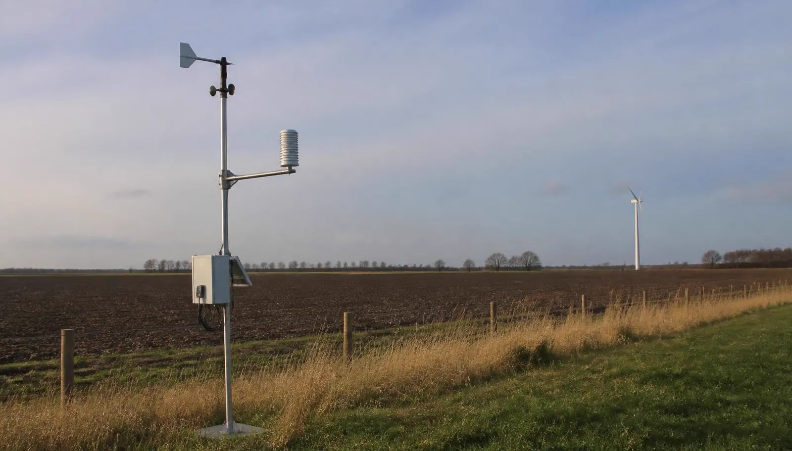Sensormast in einem offenen Feld