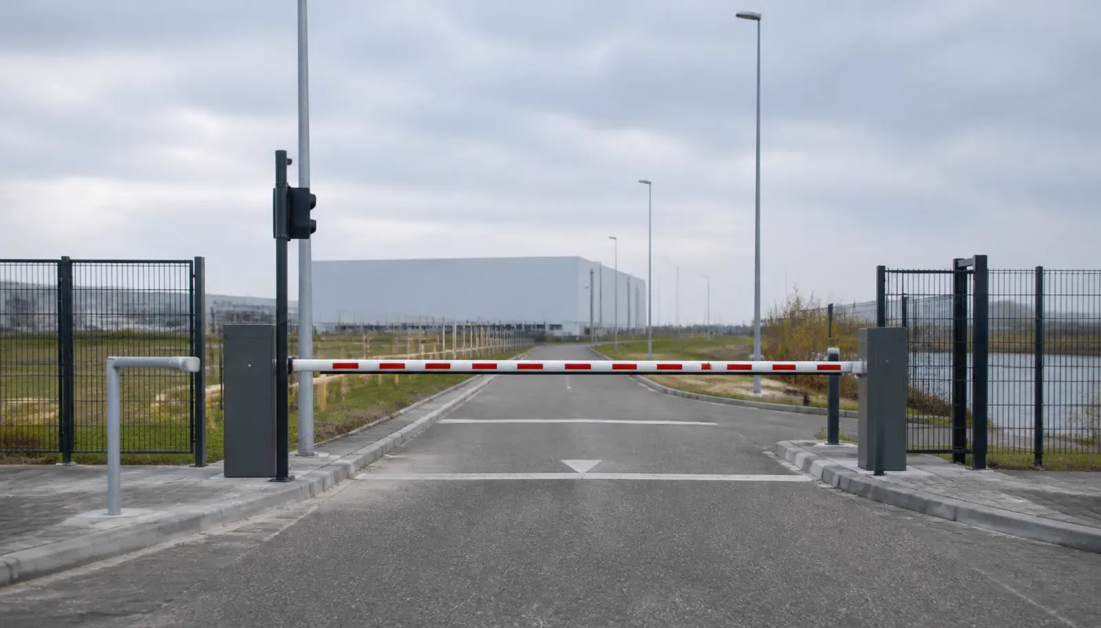 Schranke an der Zufahrt eines Betriebsgeländes
